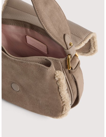 Borsa a mano in camoscio ed ecopelliccia Coccinelle Mavery Small – Warm Taupe - foto 3