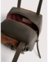Borsa a spalla compatta in tessuto cerato e pelle Coccinelle Mavery Pocket Small – Fango/Cognac