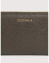 Portafoglio grande con zip in pelle con grana Coccinelle Metallic Large – Fango Portafoglio grande con zip in pelle con grana Coccinelle Metallic Large – Fango