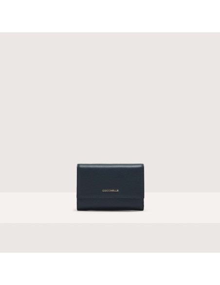 Portafoglio medio con patta in pelle con grana Coccinelle Metallic Medium – Midnight Blue - foto 1