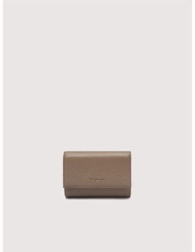 Portafoglio medio con patta in pelle con grana Coccinelle Metallic Medium – Warm Taupe - foto 1