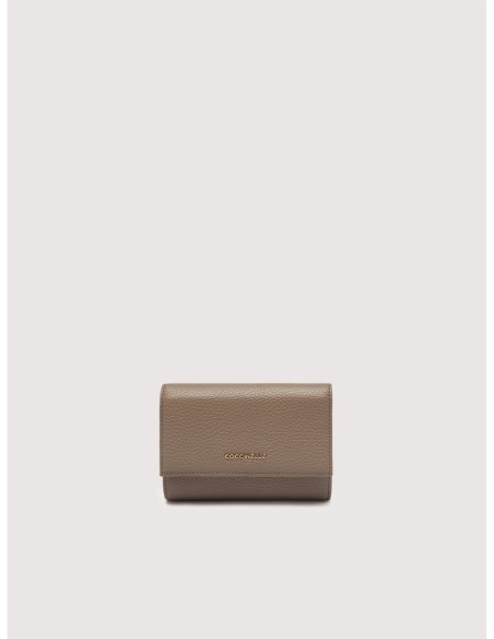 Portafoglio medio con patta in pelle con grana Coccinelle Metallic Medium – Warm Taupe - foto 1