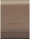 Portafoglio medio con patta in pelle con grana Coccinelle Metallic Medium – Warm Taupe Portafoglio medio con patta in pelle con grana Coccinelle Metallic Medium – Warm Taupe