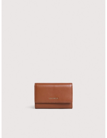 Portafoglio medio con patta in pelle con grana Coccinelle Metallic Medium – Cognac - foto 1