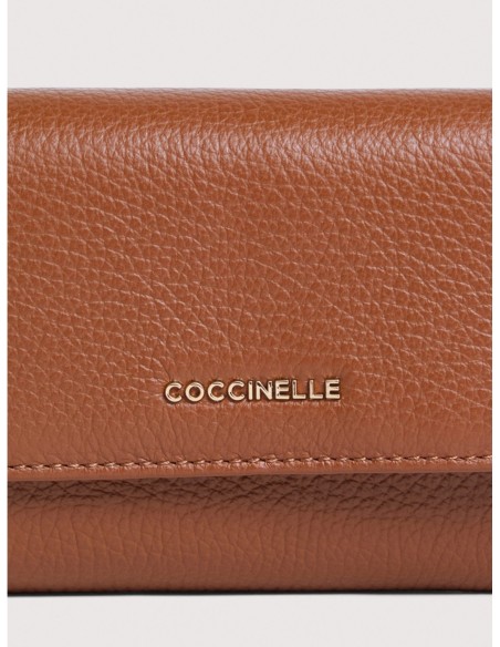 Portafoglio medio con patta in pelle con grana Coccinelle Metallic Medium – Cognac - foto 3