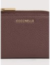 Portafoglio piccolo in pelle con grana Coccinelle Metallic Small – Berry Portafoglio piccolo in pelle con grana Coccinelle Metallic Small – Berry