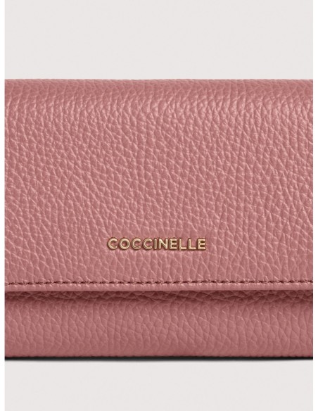 Portafoglio medio con patta in pelle con grana Coccinelle Metallic Medium – Winter Rose - foto 3