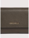 Portafoglio medio con patta in pelle con grana Coccinelle Metallic Medium – Fango Portafoglio medio con patta in pelle con grana Coccinelle Metallic Medium – Fango