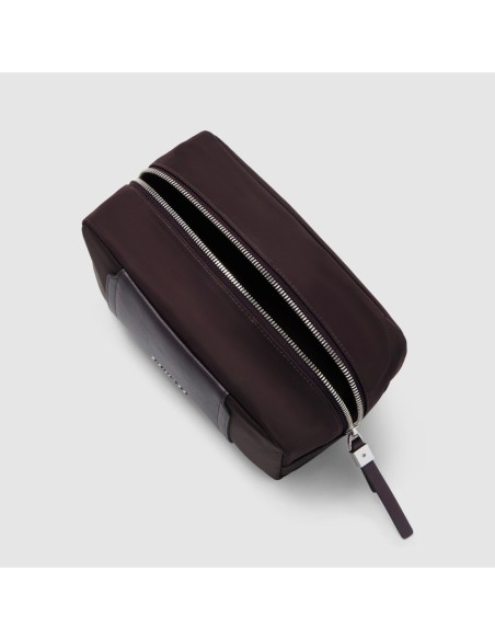 Beauty case piccolo in tessuto riciclato Piquadro Lyra – Bordeaux scuro - foto 4