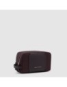 Beauty case in tessuto riciclato Piquadro Lyra – Bordeaux scuro Beauty case in tessuto riciclato Piquadro Lyra – Bordeaux scuro