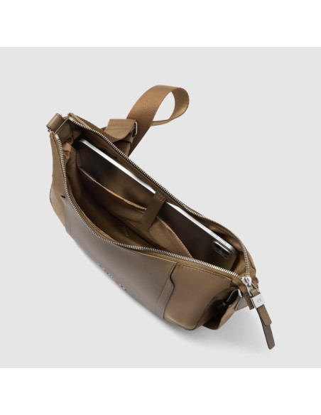 Borsa tracolla donna porta iPad mini in tessuto riciclato Piquadro Lyra – Marrone - foto 4