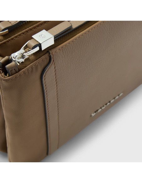 Borsa tracolla donna a tre scomparti in tessuto riciclato Piquadro Lyra – Marrone - foto 5