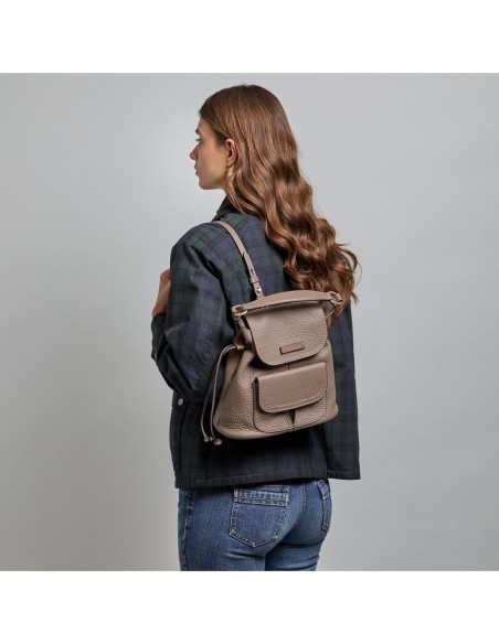 Zaino donna in pelle martellata con coulisse The Bridge Martina – Greige/Oro - foto 5